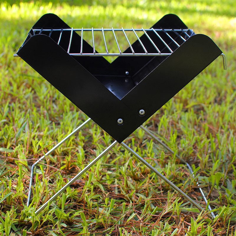 Grill barbeque beag fillte amuigh faoin aer