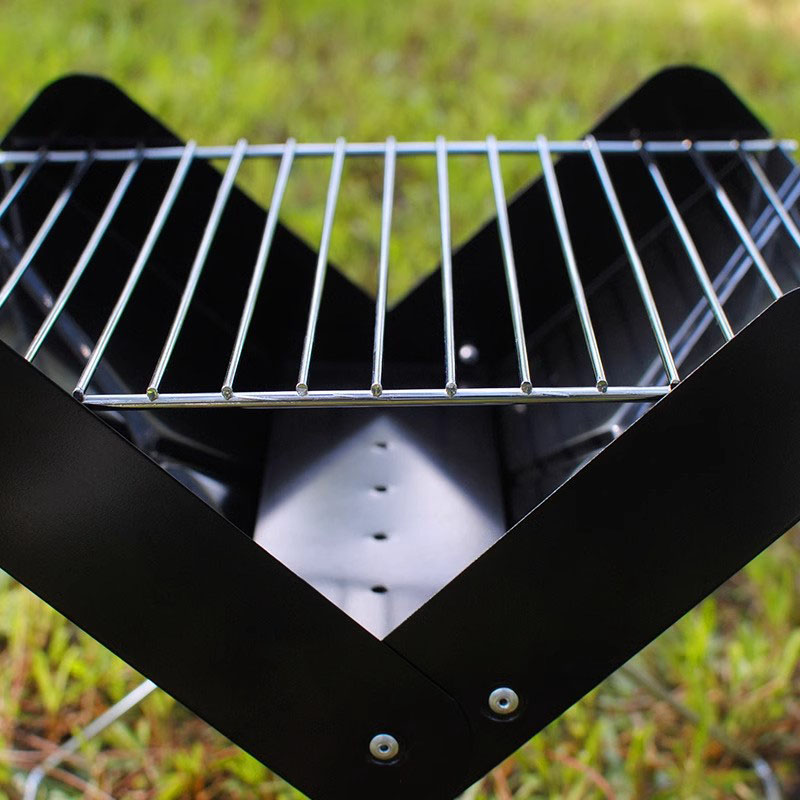 Grill barbeque beag fillte amuigh faoin aer